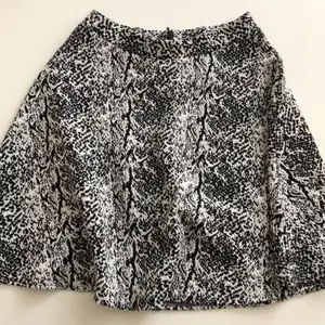 Säljer en jättesnygg kjol från Monki, användes mest under tonåren och har bara legat i garderoben nu på senare dar. I jättefint skick 💫