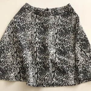 Mönstrad Kjol - Säljer en jättesnygg kjol från Monki, användes mest under tonåren och har bara legat i garderoben nu på senare dar. I jättefint skick 💫