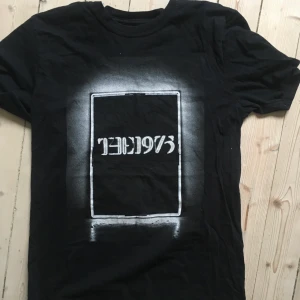 The 1975 band tshirt - Snygg the 1975 band shirt från 2017 när de var på tournée här i Sverige! Frakt ingår inte ❤️