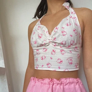 Y2k topp - Urgullig unik topp som jag sytt själv! Passar mellan xs-m då ryggen är justerbar! Rosa kontrastsömmar piffar upp det vita tyget! Hör av er privat vid frågor eller intresse. Följ gärna min instagram viridi.designs för fler plagg! Syr på beställning 