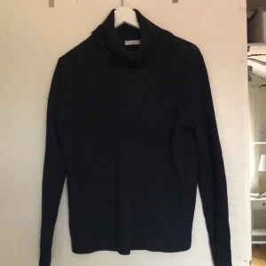 Stickad tröja  - Välldigt fräch och varsamt använd! 