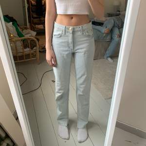 Zara jeans, inte använda många gånger, klippta några cm där nere men som sitter bra i längden på mig som är 164