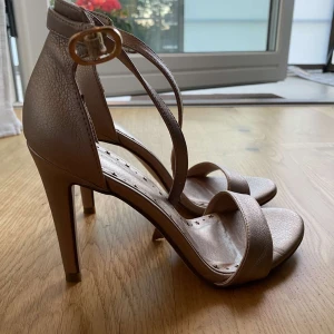 Klackar 👠  - Jätte fina klackar 👠 storlek 36. Köparen står för frakten 📦