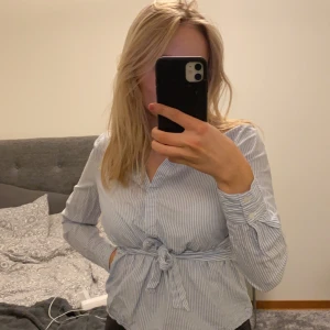 Skjorta från VERO MODA storlek S - 💙HÄR kommer ännu en topp! En snygg skjorta från veromoda i storlek S. Denna är bra att ha både till vardags och till mer uppklätt, går att ha till vad man själv vill. Kommer tyvärr inte till användning hos mig vilket är synd då den är otroligt fin 💙