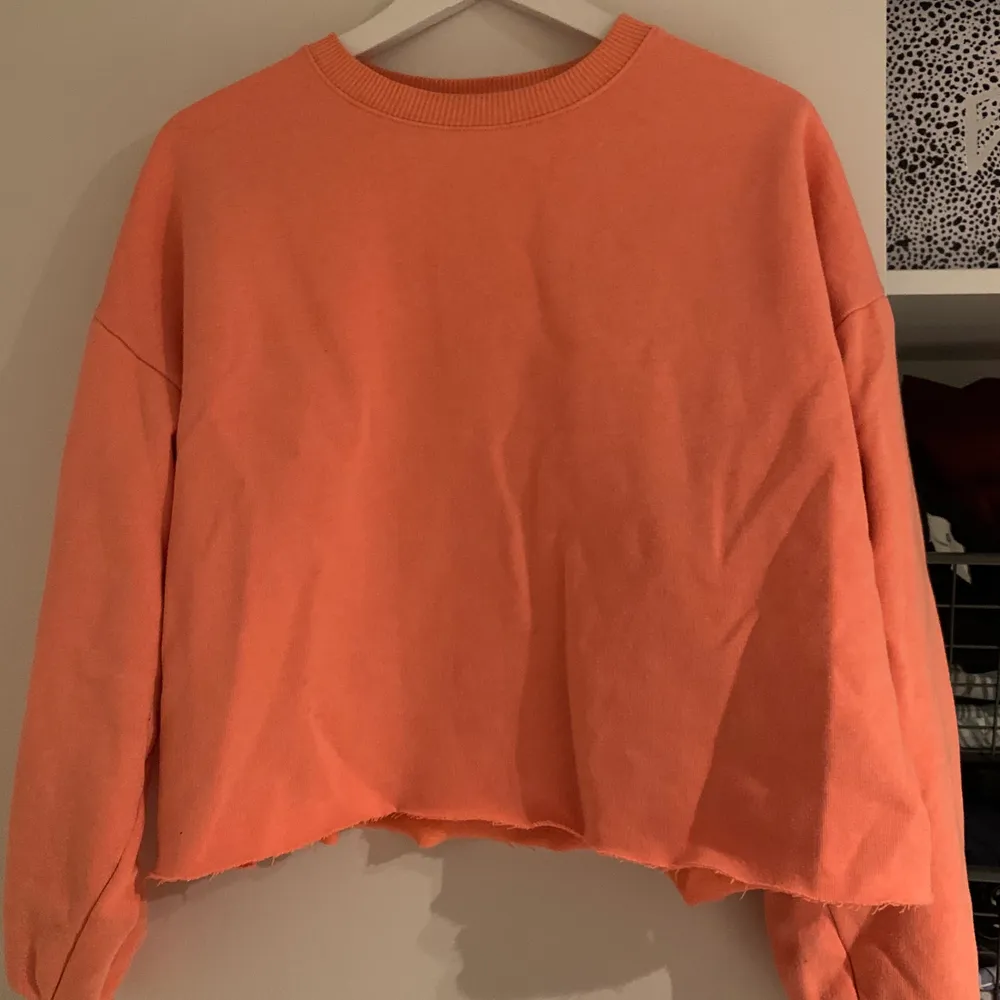 Stark orange sweatshirt från pull & bear! Storlek M💕 jag har klippt av kanten så den är croppad! Den är väl använd men inga skador eller så därav endå fint skick! Skriv för fler bilder🥰. Tröjor & Koftor.