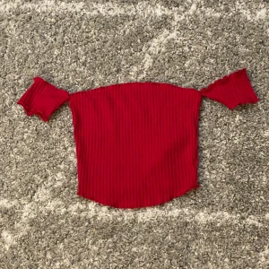 Off-shoulder topp - En röd off-shoulder topp