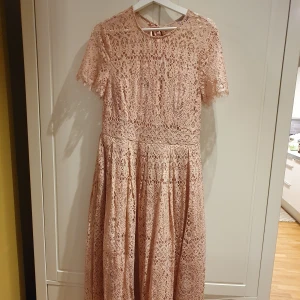 Rosa midi klänning i spets - Gammel rosa midi klänning i spets med öppen rygg. Använt endast 1 gång.