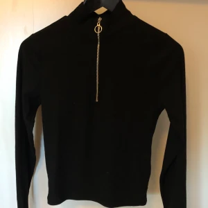 Svart zip tröja - Svart zip tröja från BikBok, storlek S, skulle passa XS oxå