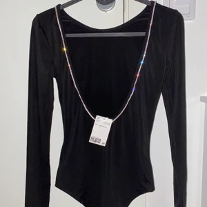 Svart body - Helt ny svart body med små diamanter runt om!