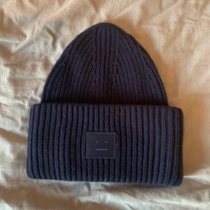 Acne Studios Mössa  - Acne Mössa i mörkblått köpt förra året. Använt ett få tal gånger och i mycket bra skick! Nypris 1100kr säljer för 600kr