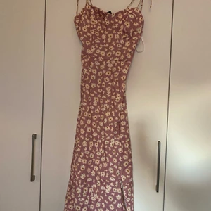 Klänning från SheIn i storlek S - Rosa klänning med blommor från SheIn i storlek S, var för stor vid brösten för mig och glömde sedan att skicka tillbaka