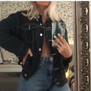 Jeansjacka - Säljer min skitsnygga jeansjacka från zalando. Köpt för 1.5 år sedan, knappt använt o som ny 🧡 den är i storlek Xs men är oversized så passar nog en S och möjligtvis M också. 200kr +frakt