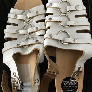 Ny läder och trä skor i stl 39 - Finsk läder och trä skor i stl 39. Ny och ny pris 1550kr. Sälja dem för 420kr