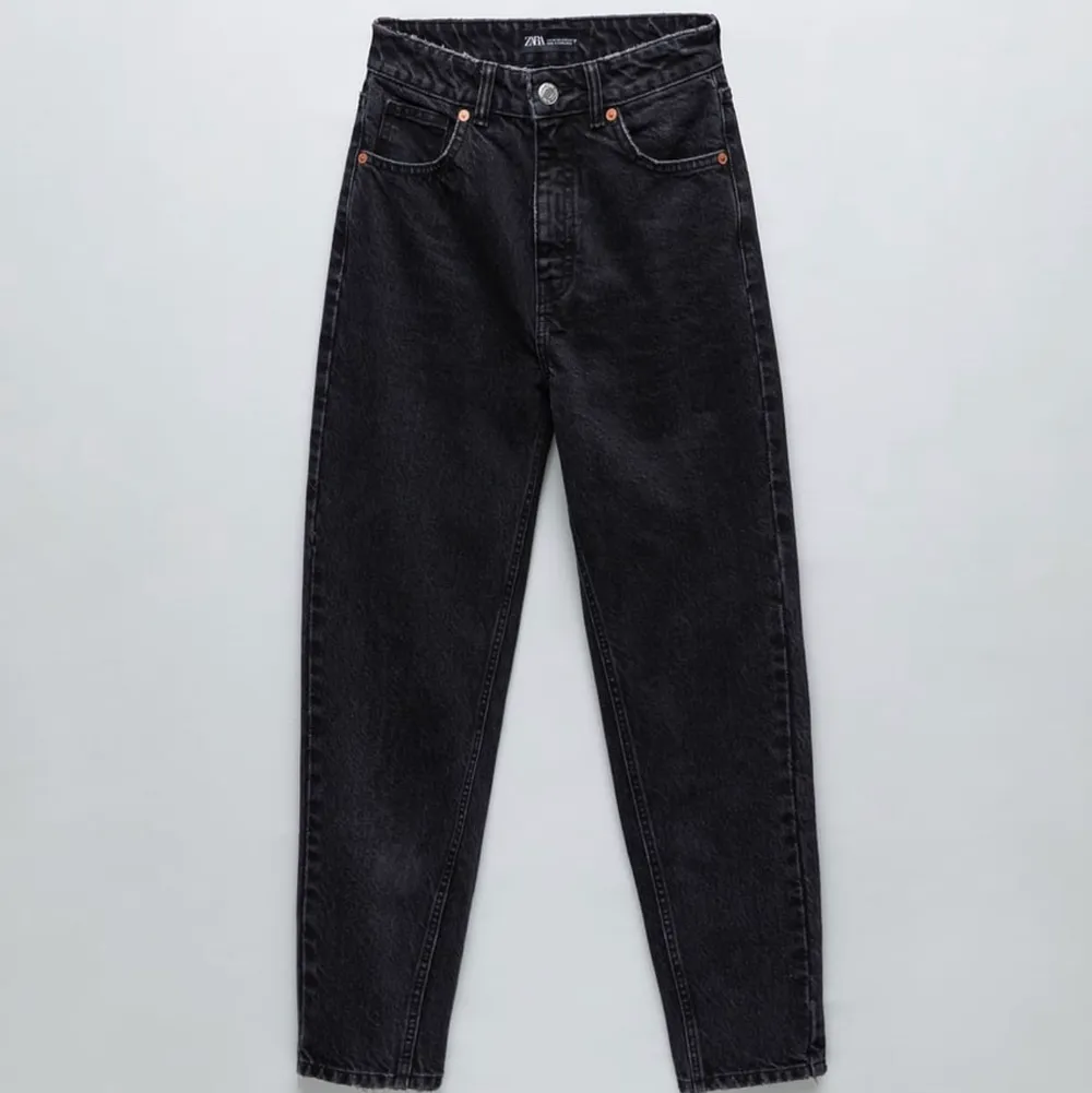 Säljer dessa moms jeans från ZARA som är superbekväma och snygga! Använder de inte längre då de blivit för små. . Jeans & Byxor.