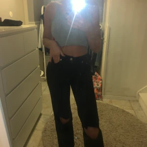 Raka jeans från nakd - Säljer dessa superfina jeans som är ifrån nakd! Knappt använda, och har gjort egna hål i jeansen! Köparen står för frakten. Bara att skriva för mer frågor eller bilder 😘