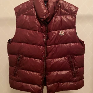Moncler Tib Burgundy - Den är i storlek 4, använd sparsamt 8/10 skick. Nypris ligger på 6000-7000kr. Slutsåld färg