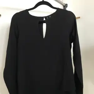 En svart blus från Only, stilren och enkel. Säljs för att den inte kommer till användning. 