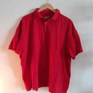 Piké t-shirt  - Röd piketisha, lite oversize. Sitter bra och är fri från hål. Pris är diskuterbart. 