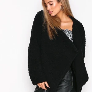 NELLY TEDDY JACKET - Säljer nu min superfina mjuka teddyjacka från Nelly! Den är endast använd 2ggr så därför i bra skick. Säljer den för att den helt enkelt inte kommer till användning!❤️ Nypris 400kr. Möts upp i Skellefteå eller fraktar vart som helst! Vet inte exakt kostnad för frakt men runt 70kr.