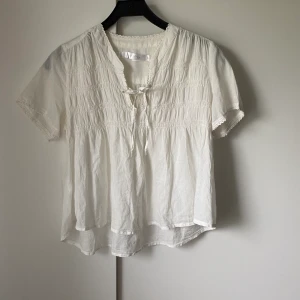 Söt blus med knytdetalj - Söt blus med knyte framme, fri frakt✨