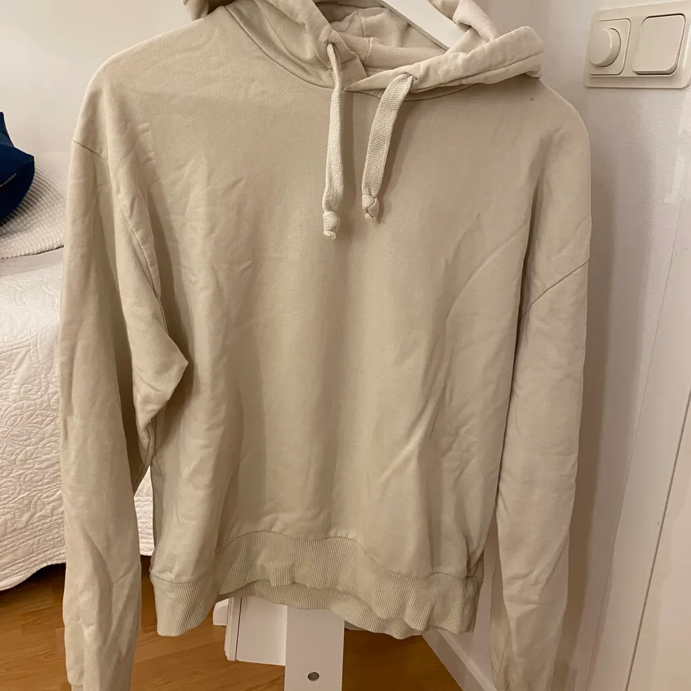 En beige croppad hoodie från NA-KD som inte kommer till användning. Frakt tillkommer!. Tröjor & Koftor.