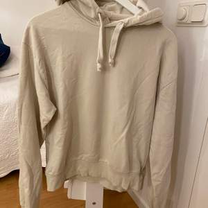 En beige croppad hoodie från NA-KD som inte kommer till användning. Frakt tillkommer!