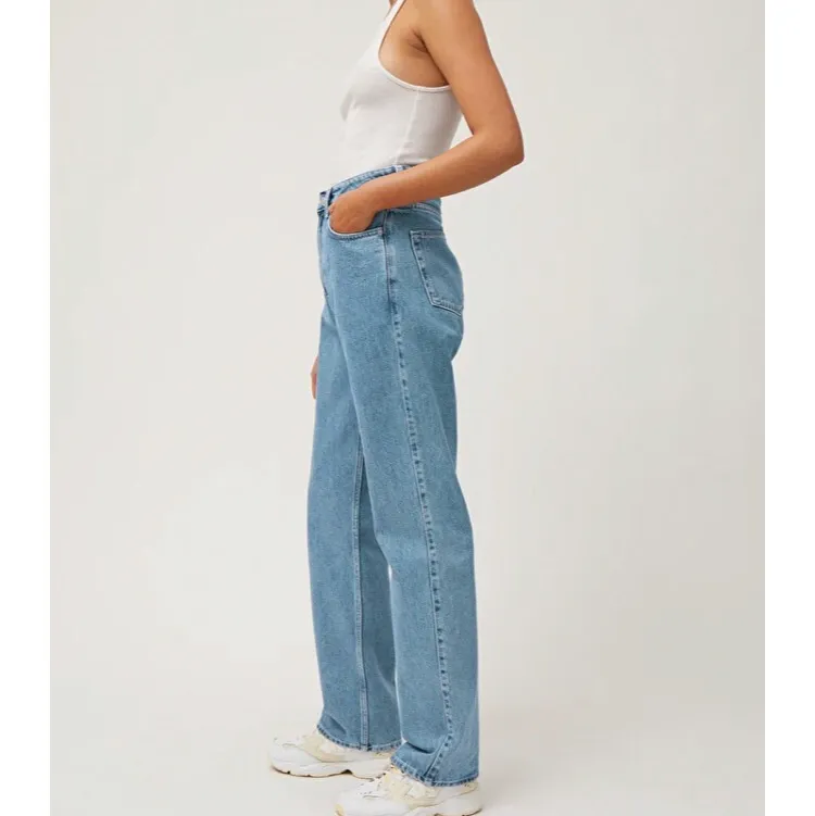 Säljer ett par weekday jeans i modellen ”Rowe”! Säljes pga för stora så kommer därför inte till användning, använda cirka fem gånger. Jeansen är i färgen ”sky blue” och storlek 26/30 🥰 Köparen står för frakt! . Jeans & Byxor.