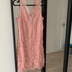 rosa spets klänning  - Denna sötnosen är Helt oanvänd med lapp kvar ! Dragkedja bak! 
