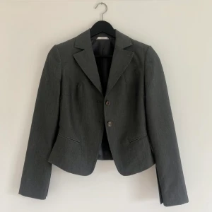 Kort grå kavaj - Kort grå kavaj från märket NOW by Stefanel i strl 36 🤍 