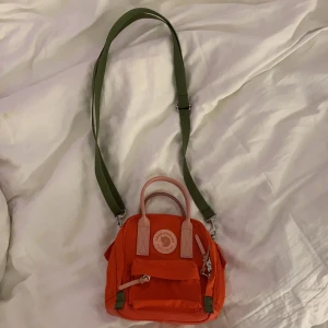 Fjällräven x acne  - En väska som är en collab mellan fjällräven och acne studios, köpt typ i början av 2019 och var bara limited edition, är aldrig använd och köptes för 1200kr 