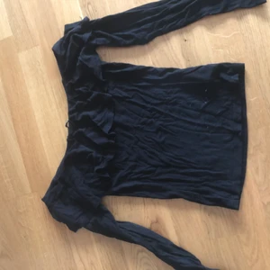 Off Shoulder tröja - Off shoulder tröja från ginatricot. Använd ett fåtal gånger. Stolek=xs