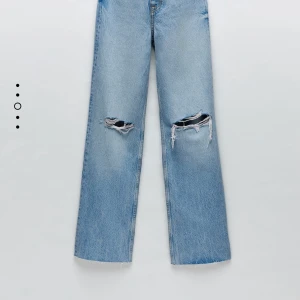 ZARA JEANS - NYA POPULÄRA ZARA JEANS STORLEK 34 assnygga, säljer för att ja har redan ett par 32 då dessa är storlek 34. Buda gärna på kommentarena.