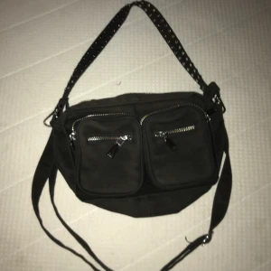 Noella väska - Snygg Noella väska, knappt använd! Svart med silvriga nitar. Perfekt storlek med plats för förvaring!