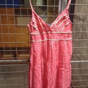  - Säljer en oerhört vacker och unik långklänning i korall från märket Noa Noa. Nypris 2000 spänn, en gång använd. Vackra paljettdetaljer. Kan skicka mer bilder vid behov! Hoppas på att den kan hitta ett nytt hem då den är för fin för att bara ligga i en låda :) 