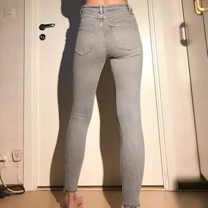 Jätte fina gråa jeans från Zara. Storlek 36. Jag är 170 cm lång på bilden🙋‍♀️ Köpta i Zara butiken i Milano för 300kr! Sparsamt använda.