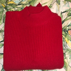 Röd stickad - Fin röd stickad tröja med fina ditaljer. Andvänd 2 gånger som jul tröja! 