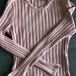 Puder rosa tröja  - Puder rosa tröja. Säljes pga för liten. Denna är i storlek small. Helt ny.