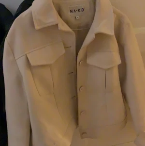 Beige jacka från nakd - Köpt förra hösten, bra skick. Använd under en kort period. Möts upp och fraktar (köparen står för frakt) 