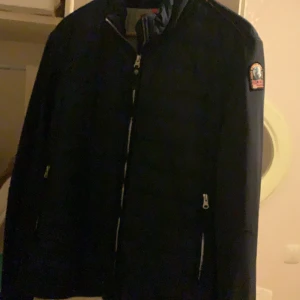 Parajamper dam höstjacka - Säljer en parajamper jacka dam model storlek XXL 