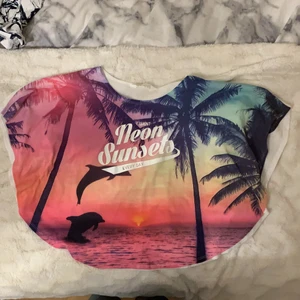 HM tröja - En tunn HM t-shirt med lite längre ärmar, som inte är använd så mycket❤️ Säljer för att den är för liten och kommer aldrig till användning💗 ( du står för frakten)