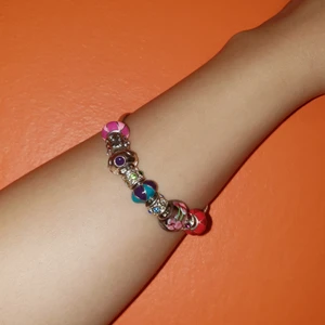 Armband i silver med berlocker på - Armband med avtagbara berlocker, det är i silver. En av berlockerna saknar en sten som ni ser på bild 3. Armbandet är rätt stort men kan användas som oversize om man vill. Frakten bjuder jag på🥰