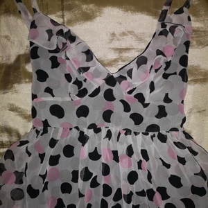 Romantiskt linne med volanger från topshop - Romantiskt linne med volanger från TOPSHOP superfint skick stl 42 men passar mig som bär XS och S