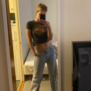 vida jeans - raka vida jeans från monki. medelhöga i midjan. 