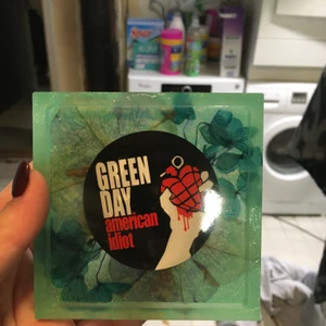 Green day askkopp - Hemgjord askkopp med greendaylogga och egen pressade blommor av handplockade blommor. Grönt och blått glitter. Gjord av epoxy plast (resin)