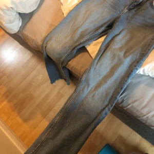 Raka jeans från zara - Blå raka jeans, storlek 26 finns även slitningar på byxorna