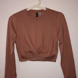 Rosa magtröja  - En rosa magtröja med ”korsat” tyg fram, storlek S. Aldrig använd. Skriv för fler bilder eller intresse🥰