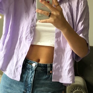 kortärmad skjorta - en superfin kortärmad pastellila skjorta som inte kommer till användning tyvärr. sitter löst och bekvämt, tunt material. Storlek XS, men passar nog S beroende på hur man vill plagget ska sitta. Frakt ingår ej, 💜Kram💜🧚🏻‍♀️