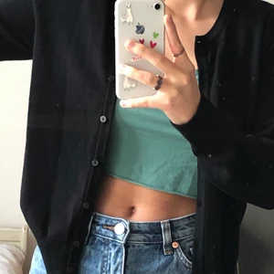 cropat grönt linne - Ett urgulligt egencropat grönt linne! verkligen en favorit men har för många. använd ett fåtal gånger, bra skick! Färgen är som de två första bilderna, tredje är tagen med blixt och se därför ut som den gör. Skriv för fler bilder! Frakt ingår ej❤️Kram❤️