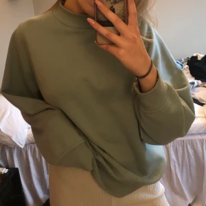 Sweatshirt - Super fin sweatshirt från monki i en grön färg. Storlek ca men sitter mer som en S. Säljes då jag har 2 st