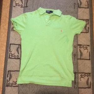 T-shirt polo - Helt ny tröja. Aldrig använt eftersom den är alldeles för stor. Har själv xxs. Pris kan absolut diskuteras, vill endast bli av med den eftersom jag gör en stor garderobsrensning. Tar swish. Kan posta och mötas personligt.